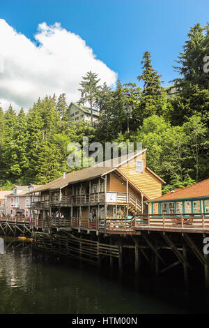 Susepnded Häuser an einem Flüsschen Alaskan in Skagway, Alaska Stockfoto