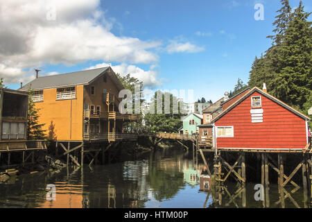 Susepnded Häuser an einem Flüsschen Alaskan in Skagway, Alaska Stockfoto