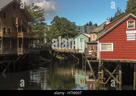 Susepnded Häuser an einem Flüsschen Alaskan in Skagway, Alaska Stockfoto