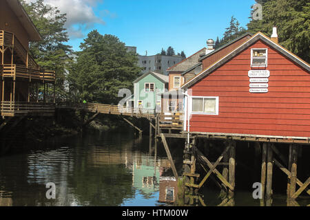 Susepnded Häuser an einem Flüsschen Alaskan in Skagway, Alaska Stockfoto