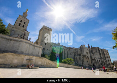 Blick auf Avignon Kathedrale und den Papstpalast von der Place du Palais. Weltkulturerbe seit 1995. Stockfoto