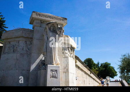 Mauern und Türme von der päpstlichen Stadt Avignon in Südfrankreich. Weltkulturerbe seit 1995. Stockfoto