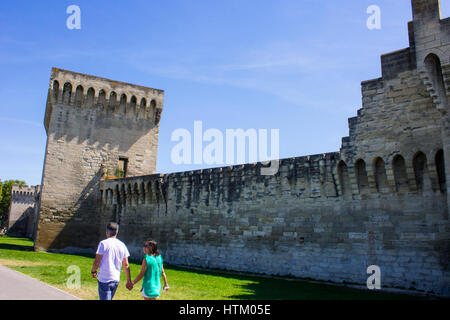 Mauern und Türme von der päpstlichen Stadt Avignon in Südfrankreich. Weltkulturerbe seit 1995. Stockfoto