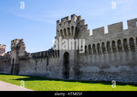 Mauern und Türme von der päpstlichen Stadt Avignon in Südfrankreich. Weltkulturerbe seit 1995. Stockfoto