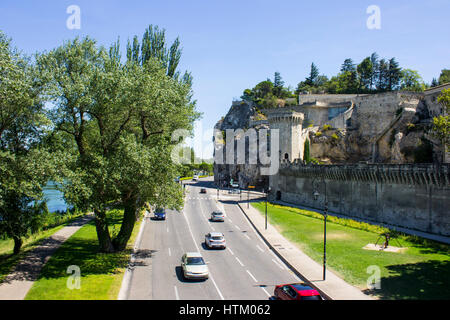 Mauern und Türme von der päpstlichen Stadt Avignon in Südfrankreich. Weltkulturerbe seit 1995. Stockfoto