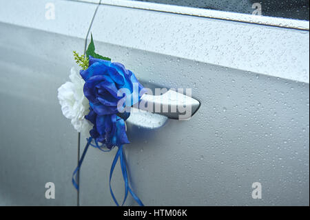 Blumenschmuck für das Hochzeitsauto zu behandeln. Stockfoto