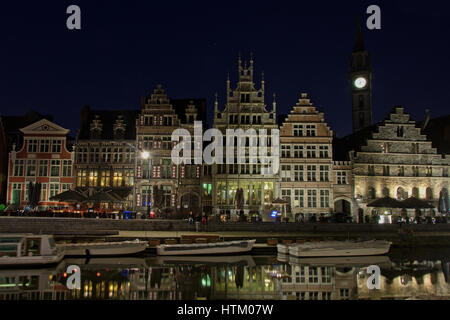 Historischen mittelalterlichen Häuser entlang Fluss Leie auf dem berühmten "Graslei" Quai in Gent bei Nacht Stockfoto