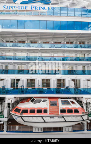 Rettungsboot auf einem Holland America Line Kreuzfahrtschiff, Canada Place, Vancouver, Britisch-Kolumbien, Kanada Stockfoto