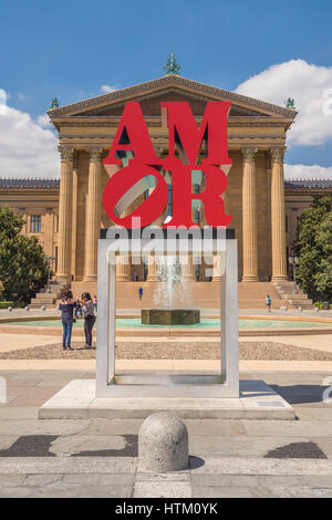 AMOR-Skulptur von Robert Indiana, auf den Stufen des Philadelphia Museum of Art, Philadelphia, Pennsylvania, USA Stockfoto