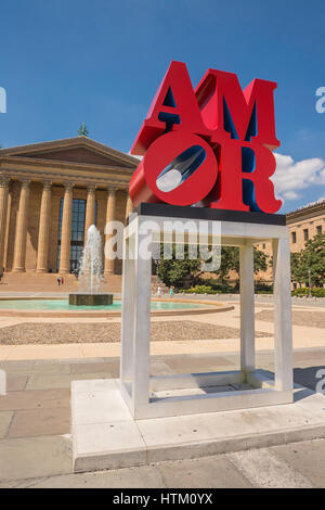 AMOR-Skulptur von Robert Indiana, auf den Stufen des Philadelphia Museum of Art, Philadelphia, Pennsylvania, USA Stockfoto