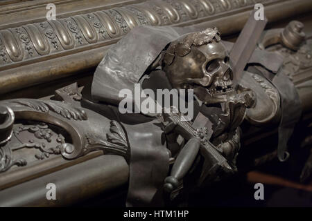 Schädel mit dem Lorbeerkranz gekrönt dargestellt ich des Sarkophags Holy Roman Emperor Leopold (1640-1705) in der Kaisergruft (Kapuzinergruft) in Wien, Österreich. Stockfoto