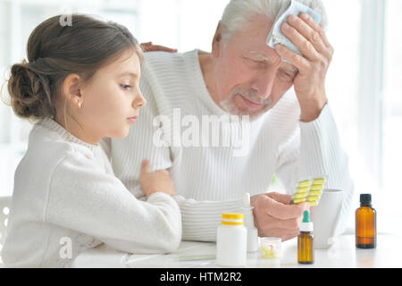 Porträt von der Enkelin kümmert sich um einen kranken Großvater Stockfoto