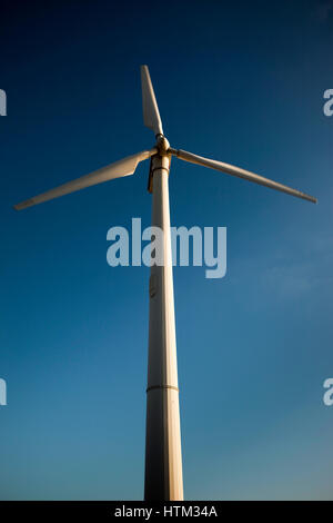 Moderne Windkraftanlage gegen blauen Himmel Stockfoto