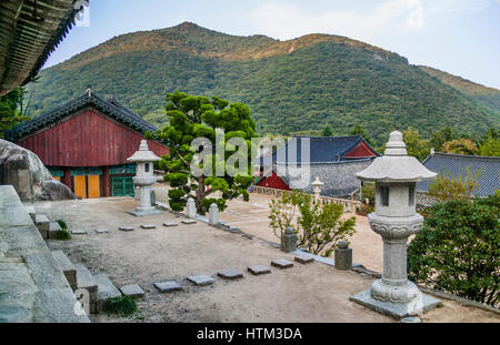 Südkorea, Cheongnyong-Dong, Busan, Steinlaternen im terrassierten Beomeosa Hang Tempel Stockfoto