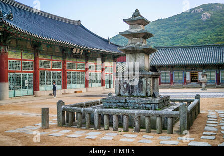 Südkorea, Cheongnyong-Dong, Busan, Beomeosa Tempel, alte 9. Jahrhundert drei Stein-Pagode Stockfoto