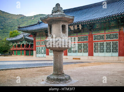 Südkorea, Cheongnyong-Dong, Busan, Beomeosa Tempel, alte 9. Jahrhundert Steinlaterne Stockfoto