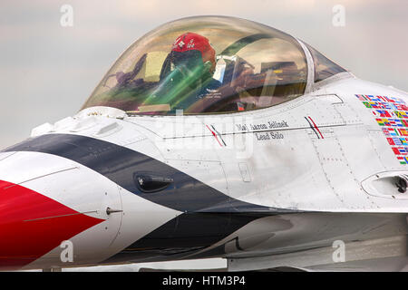 Führen Sie Solo, Major Aaron Jelinek, der USAF Thunderbirds Air Demo-Team des Rollens zurück zum Park nach der Anzeige auf der RAF Waddington 2011. Stockfoto