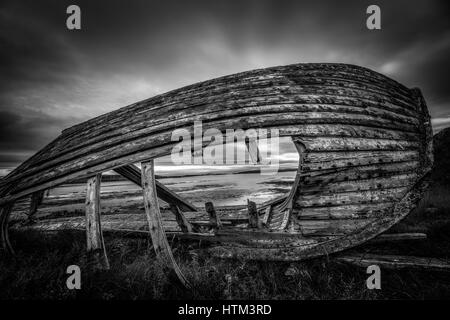 Ein altes Boot aufgegeben auf Flatey Insel in Island. Stockfoto