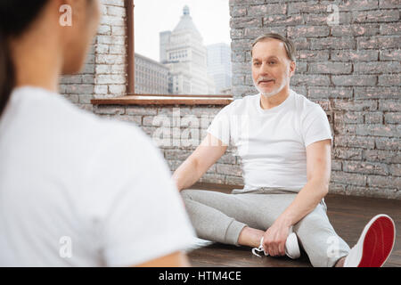 Handsome bärtiger Mann sein Bein Strecken Stockfoto