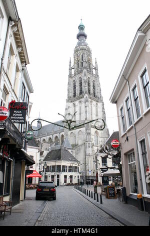 97m hoher Turm von der Liebfrauenkirche (Onze-Lieve-Vrouwekerk) in die Stadt Breda, Nord-Brabant, Niederlande. Stockfoto