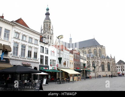 Liebfrauenkirche (Onze-Lieve-Vrouwekerk) in die Stadt Breda, Nord-Brabant, Niederlande. Vom Grote Markt gesehen Stockfoto