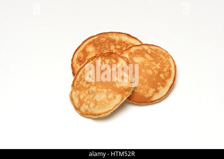 Drei hausgemachte schottische Pfannkuchen isoliert auf einem weißen Hintergrund. Stockfoto