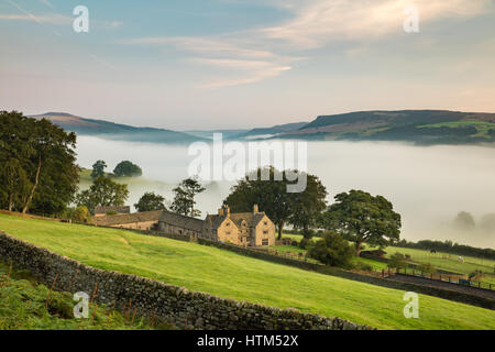 Offerton Halle über dem Nebel in das Derwent Tal, Derbyshire Peaks District, England, UK Stockfoto