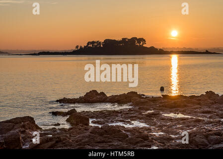 Sonnenuntergang an der Küste von St. Briac in der Nähe von St Malo, Bretagne, Frankreich Stockfoto