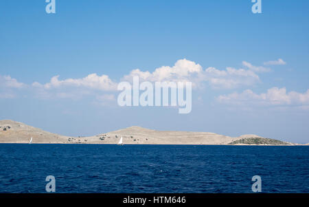 Wolken in einem Wolkengebilde über der Insel Inseln Kornati Nationalpark in ruhiger See Kroatien Stockfoto