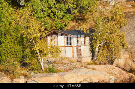 Kleine Blockhütte inmitten der Natur, Stockholmer Schären, Schweden, Scandinavia Stockfoto