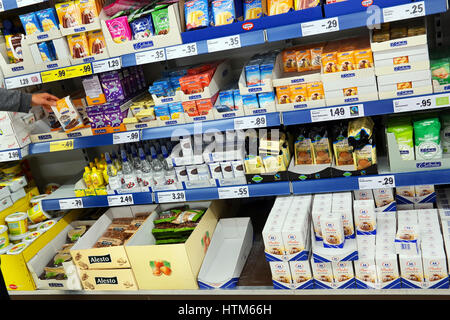 Innenraum eines Supermarktes Lidl Rabatt Stockfoto