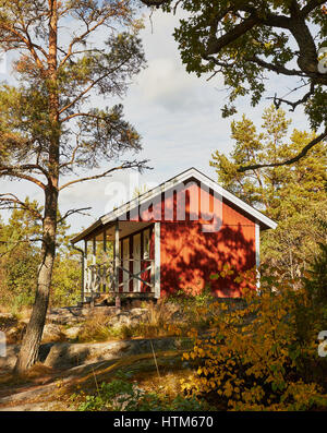 Holz Hütte Sommer Haus unter Bäumen, Schweden, Skandinavien Stockfoto