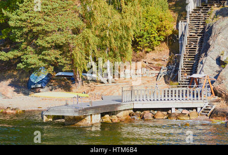 Holz- schritte und Jetty Pier auf der Insel im Archipel von Stockholm, Schweden, Skandinavien Stockfoto