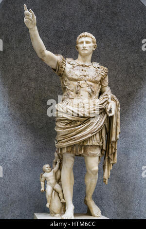 Augustus von Prima Porta (1. Jahrhundert a.d.). Der neue Flügel (Braccio Nuovo) Der chiaramonti Museum, das Vatikanische Museum, Vatikan, Rom, Italien. Stockfoto