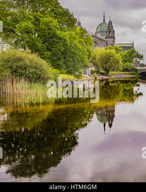 Kathedrale von Galway in den ruhigen Gewässern des Kanals in der Stadt Galway Eglington reflektieren Stockfoto