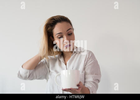 Frau trinkt Kaffee am Morgen am Küche Stockfoto