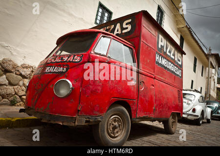 Alte Vintage rot Pizzawagen in Cuzco, Peru in den Anden in einer gepflasterten Straße vor dem städtischen Gebäude geparkt Stockfoto