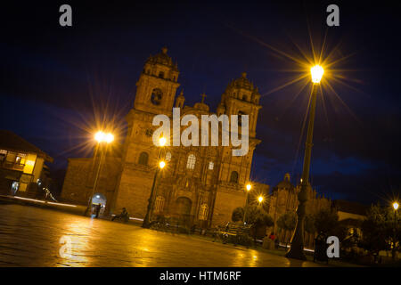 Die Fassade der römisch-katholischen Kirche der Gesellschaft Jesu aus Cusco, Peru, bei Nacht Stockfoto