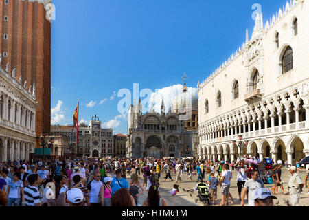 Massen von Touristen in Venedig suchen Vergangenheit der Dogenpalast, der Uhrturm und die Basilika St. Marks Piazza Stockfoto