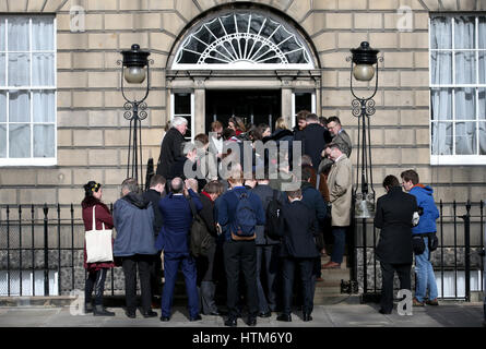 Mitglieder der Medien warten vor dem Bute House, der offiziellen Residenz des Ersten Ministers von Schottland, auf dem Charlotte Square in Edinburgh, nachdem Nicola Sturgeon sagte, dass sie den Schotten eine "echte Wahl" zwischen dem Brexit und dem Austritt aus Großbritannien in einer zweiten Abstimmung über die Unabhängigkeit geben wird. Stockfoto