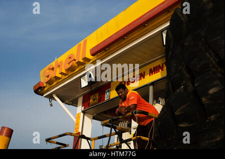 Das Personal an der Shell-Tankstelle in Brunei. Stockfoto