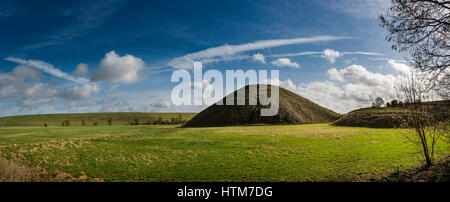 Silbury Hill neolithische Hügel in der Nähe von Avebury, Wiltshire, UK Stockfoto