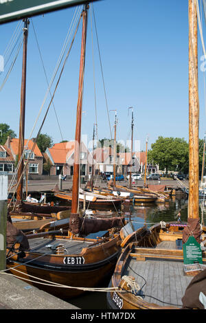 Hafen der mittelalterlichen Stadt Elburg mit alte hölzerne Fischerboote Segel Stockfoto