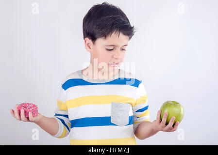 Kleiner Junge will nicht Obst essen Stockfoto