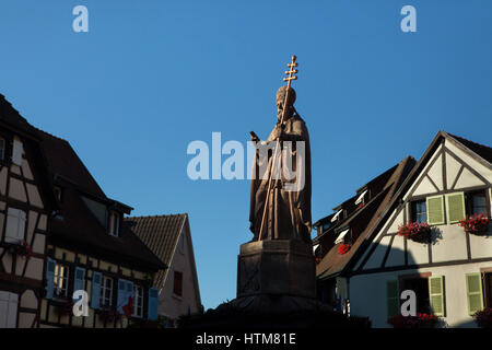 Denkmal für Papst Leo IX in Eguisheim, Elsass, Frankreich. Stockfoto