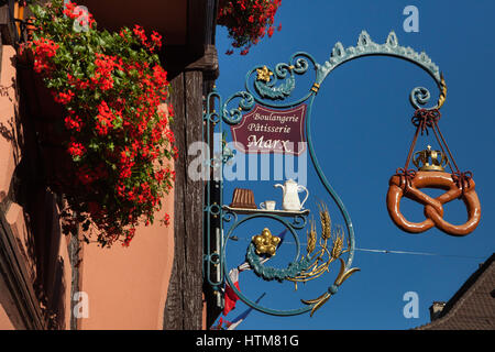 Brezel, dargestellt im traditionellen geschmiedeten Zeichen einer Bäckerei in Eguisheim, Elsass, Frankreich. Stockfoto