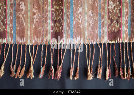 Traditionelle indonesische und asiatische Muster auf Stoff mit Bürsten Closeup und details Stockfoto