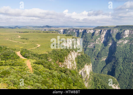 Trail und Vegetation rund um Fortaleza Canyon, Cambara do Sul, Rio Grande do Sul, Brasilien Stockfoto