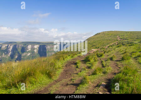 Trail und Vegetation rund um Fortaleza Canyon, Cambara do Sul, Rio Grande do Sul, Brasilien Stockfoto