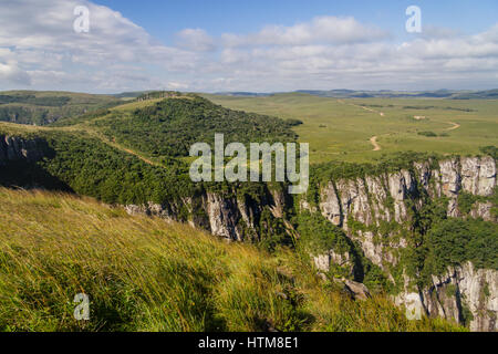 Trail und Vegetation rund um Fortaleza Canyon, Cambara do Sul, Rio Grande do Sul, Brasilien Stockfoto